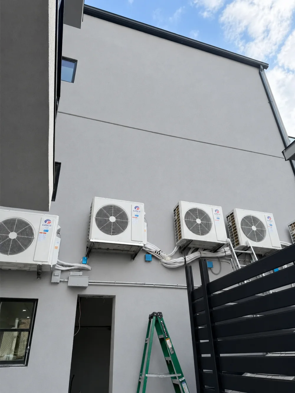 新泽西住宅外墙安装的多台分体空调室外机案例